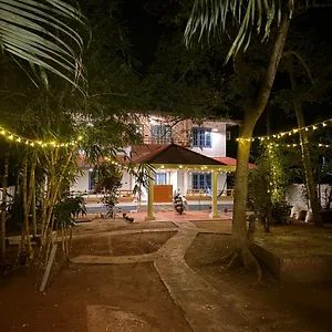 Barefoot Hostels, Hostel